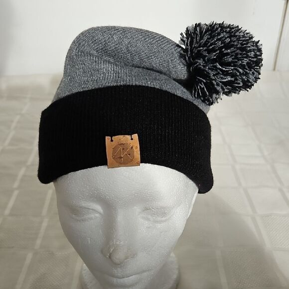 Oakley Women's Gray and Black Pom-Pom Beanie Hat One Size - Picture 1 of 16